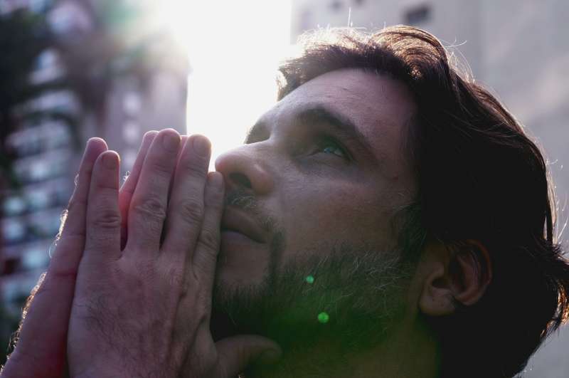 God zoekt ellendigen.